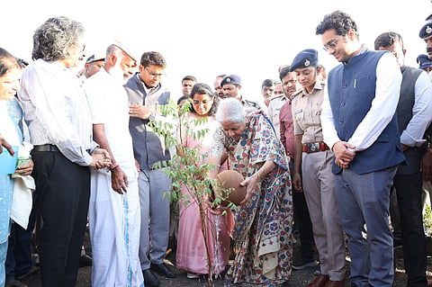 ಕೇಂದ್ರದ ವಿತ್ತ ಸಚಿವೆ ನಿರ್ಮಲಾ ಸೀತಾರಾಮನ್ ಗುರುವಾರ ರಾಯಚೂರಿನ ಜಿಲ್ಲಾಡಳಿತ ಭವನದ ಆವರಣದಲ್ಲಿ ವಿಶ್ವ ಪರಿಸರ ದಿನಾಚರಣೆ ನಿಮಿತ್ತ ತಾಯಿಯ ಹೆಸರಿನಲ್ಲಿ ಒಂದು ಮರ ಕಾರ್ಯಕ್ರಮದಡಿ ರಾಯಚೂರು ಭಾರತ ವನ ಯೋಜನೆಗೆ ಅಂಗವಾಗಿ ಸಸಿಗಳನ್ನು ನೆಡುವ ಮೂಲಕ ಕಾರ್ಯಕ್ರಮಕ್ಕೆ ಚಾಲನೆ ನೀಡಿದರು. ಗ್ರೀನ್ ಹೀರೊ ಆಫ್ ಇಂಡಿಯಾ ಎಂದೇ  ಕರೆಯಲ್ಪಡುವ ಡಾ. ರಾಧಾಕೃಷ್ಣನ್ ನಾಯರ್, ಹಣಕಾಸು ಸಚಿವಾಲಯದ ಕಾರ್ಯದರ್ಶಿ ಸಂಜಯ್ ಲೋಹಿಯಾ, ಆಪ್ತ ಕಾರ್ಯದರ್ಶಿ ಅನಿರುದ್ಧ ಶ್ರವಣ್, ರಾಷ್ಟ್ರೀಯ ಕೃಷಿ ಮತ್ತು ಗ್ರಾಮೀಣಾಭಿವೃದ್ಧಿ ಬ್ಯಾಂಕ್ ಅಧ್ಯಕ್ಷ ಶಾಜಿ ಕೃಷ್ಣನ್, ಕಲ್ಯಾಣ ಕರ್ನಾಟಕ ಪ್ರದೇಶ ಅಭಿವೃದ್ಧಿ ಮಂಡಳಿಯ ಕಾರ್ಯದರ್ಶಿ ನಲಿನ್ ಅತುಲ್, ಡಿಸಿ ಪೂವಿತಾ ಎಸ್., ಜಿಪಂ ಸಿಇಓ ಈಶ್ವರ ಕುಮಾರ ಕಾಂದೂ, ಮಹಾನಗರ ಪಾಲಿಕೆಯ ಆಯುಕ್ತ ಜುಬಿನ್ ಮಹೋಪಾತ್ರ, ಎಸ್ಪಿ ಅರುಣಾಂಗ್ಷು ಗಿರಿ, ಎಸಿ ಡಾ.ಹಂಪಣ್ಣ ಸಜ್ಜನ್ ಇದ್ದರು.