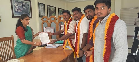 ಚಾಮರಾಜನಗರದ ಜಿಲ್ಲಾಧಿಕಾರಿ ಕಚೇರಿಯಲ್ಲಿ ಕರ್ನಾಟಕ ರಕ್ಷಣಾ ವೇದಿಕೆ(ಪ್ರವೀಣ್ ಶೆಟ್ಟಿ ಬಣ) ವತಿಯಿಂದ ಜಿಲ್ಲಾಧಿಕಾರಿ ಶ್ರೀರೂಪಾ ಅವರಿಗೆ ಮನವಿ ಸಲ್ಲಿಸಲಾಯಿತು. ಕ್ವಾಲಿಟಿ ನವೀನ್, ಮಹೇಂದ್ರ, ಹರೀಶ್ ನಾಯಕ್, ಅವಿನಾಶ್, ಮಂಜು ಇನ್ನಿತರರಿದ್ದರು. 