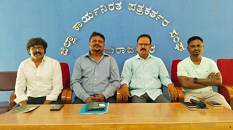 ಚಾಮರಾಜನಗರದ ಜಿಲ್ಲಾ ಕಾರ್ಯನಿರತ ಪತ್ರಕರ್ತರ ಭವನದಲ್ಲಿ ಆಯೋಜಿಸಿದ್ದ ಸುದ್ದಿಗೋಷ್ಠಿಯಲ್ಲಿ ಸಿ.ಎಂ.ವೆಂಕಟೇಶ್ ಮಾತನಾಡಿದರು. ಯರಗನಹಳ್ಳಿ ಕಾಂತರಾಜು, ಹಿನ್ನಲೆ ಗಾಯಕ ಮಹೇಂದ್ರ, ಕರ್ನಾಟಕ ಲಲಿತಾ ಕಲಾ ಅಕಾಡೆಮಿ ಮಾಜಿ ಸದಸ್ಯ ದುಂಡು ಮಹದೇವ್ ಇದ್ದರು. 