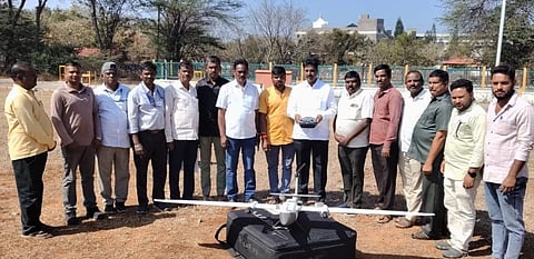 ಚಾಮರಾಜನಗರ-ರಾಮಸಮುದ್ರ ನಗರಾಭಿವೃದ್ಧಿ ಪ್ರಾಧಿಕಾರ ಕಚೇರಿ ಮುಂಭಾಗ ಚುಡಾ ಅಧ್ಯಕ್ಷ ಮಹಮ್ಮದ್ ಅಸ್ಗರ್ (ಮುನ್ನಾ) ಅವರು ಡ್ರೋಣ್ ಸರ್ವೇ ಕಾರ್ಯಕ್ಕೆ ಚಾಲನೆ ನೀಡಿದರು. ರಾಜು,  ಪುಟ್ಟಸ್ವಾಮಿ, ರಾಜೇಂದ್ರ (ದ್ವಾರ್ಕಿ), ಚಂದ್ರಶೇಖರ್, ವಿನೋದ್, ಎಕ್ಬಾಲ್‌ಖಾನ್,ನಾಗರಾಜು ಇನ್ನಿತರರಿದ್ದರು. 