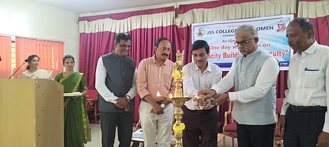 ಚಾಮರಾಜನಗರದ ಜೆಎಸ್‌ಎಸ್ ಮಹಿಳಾ ಕಾಲೇಜಿನಲ್ಲಿ ಆಯೋಜಿಸಿದ್ದ ಕಾರ್ಯಾಗಾರವನ್ನು ಪ್ರೊ.ಎಂ.ಆರ್.ಗಂಗಾಧರ್ ಉದ್ಘಾಟಿಸಿದರು. ಎಚ್.ಎನ್.ವಿಶ್ವನಾಥ್, ಪ್ರೊ.ಮೊರಬದ ಮಲ್ಲಿಕಾರ್ಜುನ, ಡಾ.ಎನ್.ಮಹದೇವಸ್ವಾಮಿ ಇನ್ನಿತರರಿದ್ದರು. 
