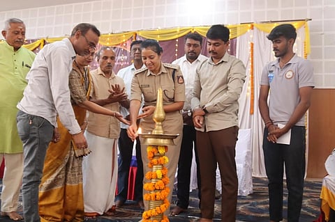 ಚಾಮರಾಜನಗರದ ಡಾ.ಬಿ.ಆರ್.ಅಂಬೇಡ್ಕರ್ ಭವನದಲ್ಲಿ ಆಯೋಜಿಸಿದ್ದ ಚಿಗುರು ಕಾರ್ಯಕ್ರಮವನ್ನು ಡಿವೈಎಸ್ಪಿ ಸ್ನೇಹಾರಾಜ್ ಉದ್ಘಾಟಿಸಿದರು. ವೆಂಕಟನಾಗಪ್ಪ ಶೆಟ್ಟಿ, ಸುರೇಶ್ ಎನ್.ಋಗ್ವೇದಿ, ಡಾ.ಶ್ವೇತಾ ಶಶಿಧರ್, ಕೆ.ವಿ.ರಾಜಣ್ಣ, ರಾಘವೇಂದ್ರ ಇನ್ನಿತರರಿದ್ದರು. 