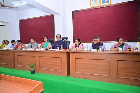 ಚಾಮರಾಜನಗರದ ಜಿಲ್ಲಾಡಳಿತ ಭವನದ ಹಳೆ ಕೆಡಿಪಿ ಸಭಾಂಗಣದಲ್ಲಿ ಆಯೋಜಿಸಿದ್ದ ಸಭೆಯಲ್ಲಿ ರಾಜ್ಯ ಆಹಾರ ಆಯೋಗದ ಅಧ್ಯಕ್ಷ ಡಾ.ಎಚ್.ಕೃಷ್ಣ ಮಾತನಾಡಿದರು. ಕೆ.ಎಚ್.ವಿಜಯಲಕ್ಷ್ಮೀ, ಲಿಂಗರಾಜು ಕೋಟೆ, ರೋಹಿಣಿ ಪ್ರಿಯಾ, ಸುಮಂತ್ ರಾವ್, ದೊಡ್ಡ ಲಿಂಗಣ್ಣ, ಶ್ರೀರೂಪಾ, ಮೋನಾರೋತ್, ದಿನೇಶ್ ಕುಮಾರ್ ಮೀನಾ, ಟಿ.ಜವರೇಗೌಡ ಇನ್ನಿತರರಿದ್ದರು. 
