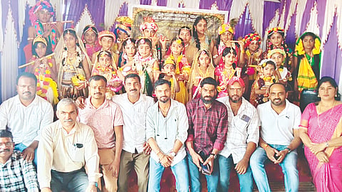 ಶ್ರೀ ಕೃಷ್ಣ ಜನ್ಮಾಷ್ಟಾಮಿ ಪ್ರಯುಕ್ತ 7ನೇ ಹೊಸಕೋಟೆ ಶ್ರೀ ಮಹಾಗಣಪತಿ ಮತ್ತು ಶ್ರೀ ಗೋಪಾಲ ಕೃಷ್ಣ ದೇವಸ್ಥಾನದಲ್ಲಿ ಕೃಷ್ಣ ಮತ್ತು ರಾಧಾ ಛದ್ಮವೇಷ ಸ್ಪರ್ಧೆ ಆಯೋಜಿಸಲಾಗಿತ್ತು. ದಾಸಂಡ ರಮೇಶ್, ಶಿವಪ್ಪ, ಹಿಂದೂ ಗೆಳೆಯರ ಬಳಗದ ಅಧ್ಯಕ್ಷ ಶರವಣ, ರಾಮಚಂದ್ರ, ಪ್ರಕಾಶ್, ಚೇತನ್, ಸತೀಶ್, ಸಿಜು, ರವಿ, ಚಂದ್ರ ಇತರರು ಇದ್ದರು.   