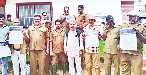 ಗ್ರಾಮ ಪಂಚಾಯಿತಿ ನೌಕರರಿಗೆ ಜಾರಿಯಾಗಿರುವ ಕನಿಷ್ಠ ವೇತನವನ್ನು ತಡೆಹಿಡಿದು ಮರು ಪರಿಶೀಲನೆಗಾಗಿ ಉಪಸಮಿತಿ ರಚಿಸಿರುವುದನ್ನು ಖಂಡಿಸಿ ಪ್ರತಿಭಟನೆ ನಡೆಸಲಾಯಿತು. ರಾಜ್ಯ ಗ್ರಾಮ ನೌಕರರ ಸಂಘದ ಜಿಲ್ಲಾಧ್ಯಕ್ಷ ಪಿ.ಆರ್.ಭರತ್, ವಿಶ್ವ ರಂಗಸ್ವಾಮಿ, ಗಾಯಿತ್ರಿ, ಮಣಿಕಂಠ, ಮುನಿಸ್ವಾಮಿ, ರಾಮಚಂದ್ರ, ವಿಶ್ವ, ರವಿ, ರಾಜ, ಮುರುಗೇಶ್, ರಮೇಶ, ಸಣ್ಣ, ಚಂದ್ರಮಣಿ, ಕೊಡಗರಹಳ್ಳಿಯ ನೀರು ಗಂಟಿ ಮಂಜ, ಪ್ರಕಾಶ್ ಇತರರು ಇದ್ದರು.