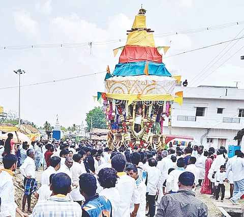 ತೊಂಡಿಗನಹಳ್ಳಿ ಗ್ರಾಮದ ಆಂಜನೇಯ ಸ್ವಾಮಿ ರಥೋತ್ಸವದಲ್ಲಿ ಪಾಲ್ಗೊಂಡಿದ್ದ ಜನರು.