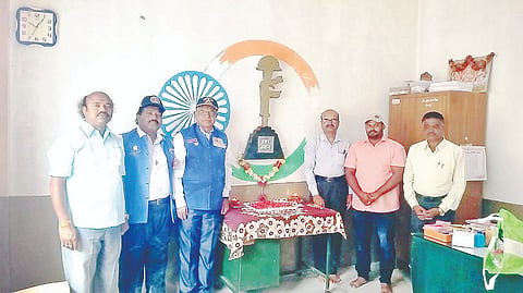  ರನ್ ಇಂಗ್ಲಿಷ್ ಶಾಲೆಯಲ್ಲಿ ಆಯೋಜಿಸಿದ್ದ ಕಾರ್ಯಕ್ರಮದಲ್ಲಿ ಕಾರ್ಗಿಲ್ ಉತ್ಸವದಲ್ಲಿ ಭಾಗಿಯಾಗಿದ್ದ ಮಾಜಿ ಸೈನಿಕರಾದ ನಾಗಭೂಷಣ ಆಚಾರ್, ವೆಂಕಟೇಶ್ ಮಾತನಾಡಿದರು. ವಿಜಯಕುಮಾರ್, ರವಿಕುಮಾರ್, ಸತೀಶ್ ಇತರರು ಇದ್ದರು.