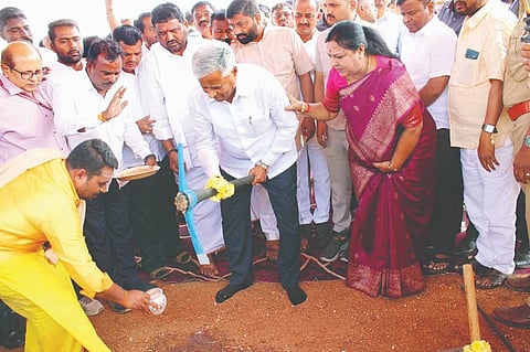 ಗಿಣಿಗೇರಾ-ಮುನಿರಾಬಾದ್ ರೈಲು ನಿಲ್ದಾಣಗಳ ನಡುವಿನ ಎಲ್.ಸಿ. ಸಂಖ್ಯೆ 77 (ಹಿಟ್ನಾಳ) ರ ಬದಲಾಗಿ ನಿರ್ಮಾಣಗೊಳ್ಳಲಿರುವ ರಸ್ತೆ ಮೇಲ್ಸೇತುವೆ ಕಾಮಗಾರಿಗೆ ಹಿಟ್ನಾಳದಲ್ಲಿ ರೈಲ್ವೆ ರಾಜ್ಯ ಖಾತೆ ಸಚಿವ ವಿ. ಸೋಮಣ್ಣ ಸೋಮವಾರ ಭೂಮಿಪೂಜೆ ನೆರವೇರಿಸಿದರು. ಎಂಎಲ್‌ಸಿ ಹೇಮಲತಾ ನಾಯಕ, ಬಿಜೆಪಿ ಜಿಲ್ಲಾಧ್ಯಕ್ಷ ಬಸವರಾಜ್ ದಢೇಸುಗೂರು ಇತರರಿದ್ದರು.