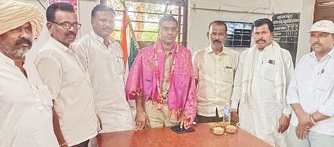 ಕಕ್ಕೇರಾ ಪಟ್ಟಣದ ಉಪ ಪೊಲೀಸ್​ ಠಾಣೆಗೆ ಮಂಗಳವಾರ ಆಗಮಿಸಿದ್ದ ಎಸ್​ಪಿ ಪೃಥ್ವಿಕ್​ ಶಂಕರ್​ ಅವರನ್ನು ಕೆಪಿಸಿಸಿ ಸದಸ್ಯ ಗುಂಡಪ್ಪ ಸೊಲಾಪುರ, ಪುರಸಭೆ ಅಧ್ಯಕ್ಷ ಪರಮಣ್ಣ ಕಮತಗಿ, ಉಪಾಧ್ಯಕ್ಷ ಜಟ್ಟೆಪ್ಪ ದಳಾರ ಸನ್ಮಾನಿಸಿದರು.