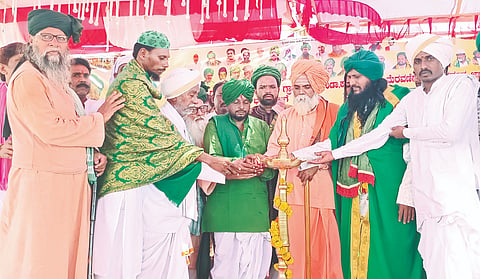 ಕಕ್ಕೇರಾ ಸಮೀಪದ ಹುಣಸಿಹೊಳೆ ಬಳಿಯ ಹಜರತ್​ ಮಹೆಬೂಬ್​ ಸುಭಾನಿ ಜಾತ್ರಾ ಮಹೋತ್ಸವವನ್ನು ಪೂಜ್ಯ ಶ್ರೀ ನಂದಣ್ಣಪ್ಪ ಪೂಜಾರಿ ದೀಪ ಬೆಳಗುವ ಮೂಲಕ ಉದ್ಘಾಟಿಸಿದರು. ಪ್ರಭುಲಿಂಗ ಸ್ವಾಮೀಜಿ, ಭೀಮಣ್ಣ ಮುತ್ಯಾ, ಸೈಯಾದ್​ ಖಾದ್ರಿ, ದಸ್ತಗಿರಸಾಹೇಬ್​ ಶ್ಯಾನಿ ಪೂಜಾರಿ, ಅಲ್ಲಾಭಕ್ಷ ಹೊಳಿ ಪೂಜಾರಿ ಇತರರಿದ್ದರು.