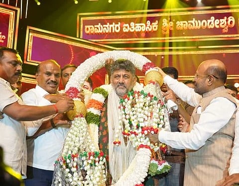 ರಾಮನಗರದಲ್ಲಿ ನಡೆದ ಕರಗ ಮಹೋತ್ಸವದಲ್ಲಿ ಮುಖ್ಯಮಂತ್ರಿ  ಡಿ.ಕೆ.ಶಿವಕುಮಾರ್ ಅವರನ್ನು ಶಾಸಕ ಇಕ್ಬಾಲ್ ಹುಸೇನ್ ಸನ್ಮಾನಿಸಿದರು. 