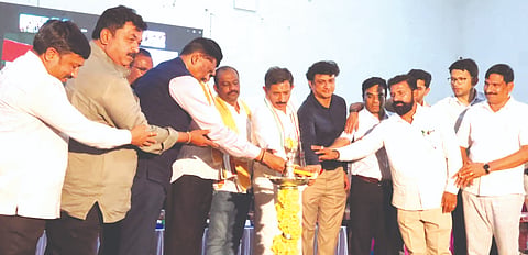 ಚನ್ನಪಟ್ಟಣದ ಅಂಬೇಡ್ಕರ್ ಭವನದಲ್ಲಿ ಹಮ್ಮಿಕೊಂಡಿದ್ದ ಕಾರ್ಯಕ್ರಮಕ್ಕೆ ಜಿಲ್ಲಾ ಉಸ್ತುವಾರಿ ಸಚಿವ ಎಚ್.ಸಿ.ಬಾಲಕೃಷ್ಣ ಚಾಲನೆ ನೀಡಿದರು. ಶಾಸಕ ಸಿ.ಪಿ.ಯೋಗೇಶ್ವರ್, ಎಂಎಲ್‌ಸಿ ಸುಧಾಮ್ ದಾಸ್, ಜಿಲ್ಲಾಧಿಕಾರಿ ಯಶವಂತ್ ವಿ.ಗುರುಕರ್ ಇತರರು ಇದ್ದರು.