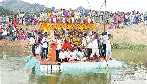 ಸೋಂಪುರ ಹೋಬಳಿಯ ದೇವರೆಕೆರೆಯಲ್ಲಿ ಅದ್ದೂರಿಯಾಗಿ ತೆಪ್ಪೋತ್ಸವ ನಡೆಸಲಾಯಿತು. ಶಾಸಕ ಶ್ರೀನಿವಾಸ್​, ಮಾಜಿ ಶಾಸಕ ಗೌರಿಶಂಕರ್​,ನೆಲಮಂಗಲ ಎನ್​ಪಿಎ ಸದಸ್ಯ ಅಂಚೆಮನೆ ಪ್ರಕಾಶ್​, ಮುಖಂಡ ಕೆ.ಗೋವಿಂದರಾಜು, ಗ್ರಾಪಂ ಸದಸ್ಯ ದಿನೇಶ್​ ನಾಯಕ, ಮನು ಪ್ರಸಾದ್​, ಗ್ರಾಪಂ ಮಾಜಿ ಅಧ್ಯಕ್ಷ ಎನ್​.ಆರ್​.ಸಿದ್ದರಾಜು, ಲಕ್ಕುರ್​ ಸಿದ್ದರಾಜು, ಯೋಗಾನಂದ, ಹನುಮಂತರಾಜು ಇದ್ದರು.
