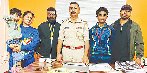 ಮಂಡ್ಯದಲ್ಲಿ ಆಯೋಜಿಸಿದ್ದ  ಸೈಕ್ಲಿಸ್ಟ್ ಸ್ಪರ್ಧೆಯಲ್ಲಿ ಜಯಗಳಿಸಿದ ಪಿ.ರವಿ ಮತ್ತು ಅಲ್ಫಾಸ್ ಅವರನ್ನು ಸರ್ಕಲ್ ಇನ್‌ಸ್ಪೆಕ್ಟರ್ ಅಭಿನಂದಿಸಿದರು.