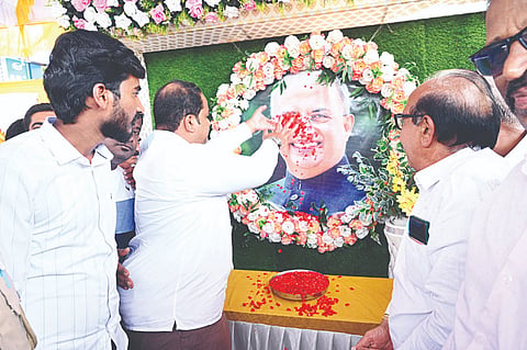 ಗುಂಡ್ಲುಪೇಟೆಯಲ್ಲಿ ಆಯೋಜಿಸಿದ್ದ ಎಚ್.ಎಸ್.ಮಹದೇವಪ್ರಸಾದ್ ಕಾರ್ಯಕ್ರಮದಲ್ಲಿ ಎಚ್.ಎಸ್.ಮಹದೇವಪ್ರಸಾದ್ ಅವರ ಭಾವಚಿತ್ರಕ್ಕೆ ಶಾಸಕ ಎಚ್.ಎಂ.ಗಣೇಶ್‌ಪ್ರಸಾದ ಪುಷ್ಪಾರ್ಚನೆ ಮಾಡಿದರು.