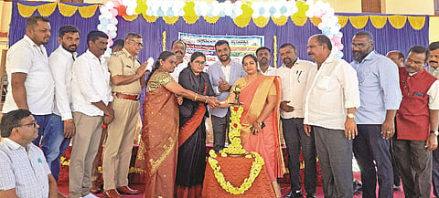 ಚನ್ನರಾಯಪಟ್ಟಣದ ನವೋದಯ ವಿದ್ಯಾಸಂಸ್ಥೆ ಆವರಣದಲ್ಲಿ ಆಯೋಜಿಸಿದ್ದ ಅರಿವು ಕಾರ್ಯಕ್ರಮವನ್ನು  ಎ.ಅರುಣಾಕುಮಾರಿ ಉದ್ಘಾಟಿಸಿದರು. ಡಾ.ಪಿ.ತೇಜಸ್ವಿನಿ, ಎಚ್.ಎನ್.ದೀಪಾ, ಎನ್.ಸಿ.ಬಿ. ಹೇಮಂತ್‌ಕುಮಾರ್, ಸಿ.ಜೆ.ಮಂಜುನಾಥ್, ಕೆ.ಪಿ.ಶರತ್ ಇತರರಿದ್ದರು.