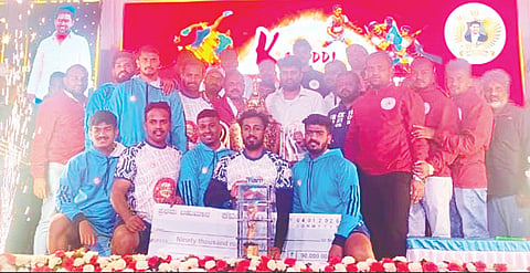 ಚನ್ನರಾಯಪಟ್ಟಣದಲ್ಲಿ ನಡೆದ ಡಾ.ಸೂರಜ್ ರೇವಣ್ಣ ಕಪ್ 5.0 ಕಬಡ್ಡಿ ಪಂದ್ಯಾವಳಿಯಲ್ಲಿ ಪ್ರಥಮ ಸ್ಥಾನಗಳಿಸಿದ ಮೈಸೂರಿನ ಕುಂಬಾರಕೊಪ್ಪಲು ತಂಡಕ್ಕೆ ಟ್ರೋಫಿ ಹಾಗೂ ನಗದು ಬಹುಮಾನವನ್ನು ಎಂಎಎಲ್ಸಿ ಡಾ.ಸೂರಜ್ ರೇವಣ್ಣ  ವಿತರಿಸಿದರು.