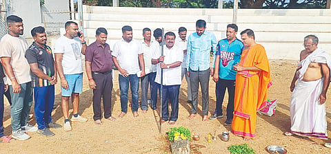 ಚನ್ನರಾಯಪಟ್ಟಣದ ತಾಲೂಕು ಕ್ರೀಡಾಂಗಣದಲ್ಲಿ ಯುವ ಸಬಲೀಕರಣ ಮತ್ತು ಕ್ರೀಡಾ ಇಲಾಖೆಯ ಅನುದಾನದಲ್ಲಿ ವಿವಿಧ ಅಭಿವೃದ್ಧಿ ಕಾಮಗಾರಿಗಳಿಗೆ ಶಾಸಕ ಸಿ.ಎನ್.ಬಾಲಕೃಷ್ಣ ಭೂಮಿ ಪೂಜೆ ನೆರವೇರಿಸಿದರು. ಆನಂದ ಮೂರ್ತಿ ಕೋಟೆ ಮೋಹನ್, ಒಳಗೇರಳ್ಳಿ ಮಂಜುನಾಥ್, ಪುರಿ ಮಂಜಪ್ಪ ಇತರರು ಇದ್ದರು.