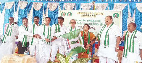 ದೇವದುರ್ಗದಲ್ಲಿ ಜೆಡಿಎಸ್ ತಾಲೂಕು ಘಟಕ ಅಧ್ಯಕ್ಷರಾಗಿ ನೇಮಕವಾದ ಬಸನಗೌಡ ದೇಸಾಯಿಗೆ ಮಾಜಿ ಸಚಿವ ವೆಂಕಟರಾವ ನಾಡಗೌಡ ಪಕ್ಷದ ಧ್ವಜನೀಡಿ ಅಧಿಕಾರ ಹಸ್ತಾಂತರಿಸಿದರು. ಶಾಸಕಿ ಕರೆಮ್ಮ ಜಿ.ನಾಯಕ, ಜಿಲ್ಲಾಧ್ಯಕ್ಷ ಎಂ.ವಿರೂಪಾಕ್ಷಿ, ಮಹಾಂತೇಶ ಪಾಟೀಲ್ ಅತ್ತನೂರು, ಮುಖಂಡರಾದ ಶಿವಶಂಕರ ವಕೀಲ, ಸಿದ್ದಯ್ಯತಾತ ಮುಂಡರಗಿ ಇತರರಿದ್ದರು.
