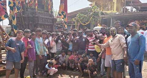 ಹನೂರಿನ ಶ್ರೀ ಬೆಟ್ಟಳ್ಳಿ ಮಾರಮ್ಮ ಜಾತ್ರೆ ಆರಂಭದ ಹಿನ್ನೆಲೆಯಲ್ಲಿ ಕಂಬ ಪ್ರತಿಷ್ಠಾಪನೆ ವೇಳೆ ದೇಗುಲದ ಮುಂಭಾಗದಲ್ಲಿ ನೆರೆದಿದ್ದ ಭಕ್ತರು .