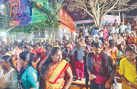 ಹನೂರಿನ ಶ್ರೀ ಬೆಟ್ಟಳ್ಳಿ ಮಾರಮ್ಮ ಜಾತ್ರೆ ಆರಂಭದ ಹಿನ್ನೆಲೆಯಲ್ಲಿ ಕಂಬ ಪ್ರತಿಷ್ಠಾಪನೆ ವೇಳೆ ದೇಗುಲದ ಮುಂಭಾಗದಲ್ಲಿ ನೆರೆದಿದ್ದ ಭಕ್ತರು .