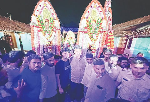 ಕಾಮಗೆರೆ ಗ್ರಾಮದಲ್ಲಿ ಗುರುವಾರ ರಾತ್ರಿ ಮಹಾಜ್ಯೋತಿಯನ್ನು ಬೆಳಗಿಸುವುದರ ಮೂಲಕ ಚಂದ್ರ ಮಂಡಲೋತ್ಸವವನ್ನು ಆಚರಿಸಲಾಯಿತು.