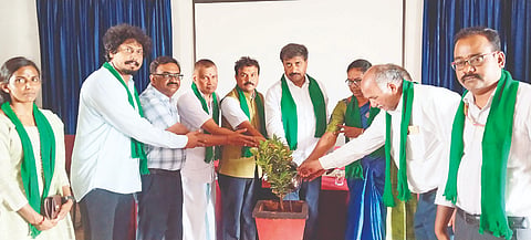 ಹನೂರಿನ ಶ್ರೀವಿವೇಕಾನಂದ ಶಿಕ್ಷಣ ಸಂಸ್ಥೆಯಲ್ಲಿ ಆಯೋಜಿಸಿದ್ದ ವಿಶ್ವ ಪರಿಸರ ದಿನಾಚರಣೆ ಕಾರ್ಯಕ್ರಮವನ್ನು ಶಾಸಕ ಎಂ.ಆರ್. ಮಂಜುನಾಥ್ ಉದ್ಘಾಟಿಸಿದರು. ಪ್ರತಿಭಾ, ರಾಜೇಂದ್ರನ್, ಸುರೇಶ್‌ನಾಯ್ಡು, ಮಧುಸೂದನ್, ಡಾ.ಮಹೇಶ್ ಚಿಕ್ಕಲ್ಲೂರು ಇತರರಿದ್ದರು. 