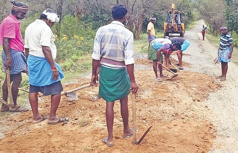 ಹೊಗೇನಕಲ್ ಫಾಲ್ಸ್‌ಗೆ ಸಂಪರ್ಕ ಕಲ್ಪಿಸುವ ರಸ್ತೆಯಲ್ಲಿ ನಿರ್ಮಾಣವಾಗಿದ್ದ ಗುಂಡಿಗಳಿಗೆ ಗ್ರಾಮಸ್ಥರೇ ಮಣ್ಣು ಹಾಕಿ ರಿಪೇರಿ ಪಡಿಸಿದರು.   
