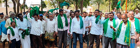ಕಾಡು ಪ್ರಾಣಿಗಳ ಹಾವಳಿಯನ್ನು ತಡೆಗಟ್ಟುವಂತೆ ಹಾಗೂ ವಿವಿಧ ಬೇಡಿಕೆಗಳನ್ನು ಈಡೇರಿಸುವಂತೆ ಆಗ್ರಹಿಸಿ ಹನೂರಿನಲ್ಲಿ ರೈತರು ಪ್ರತಿಭಟನೆ ನಡೆಸಿದರು. ಗೌಡಳ್ಳಿ ಸೋಮಣ್ಣ, ಚಿಕ್ಕರಾಜು, ಮಾರಿಯಪ್ಪ ಹಾಗೂ ಇನ್ನಿತರರು ಇದ್ದರು.  