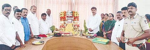   ಹನೂರಿನಲ್ಲಿ ರಾಷ್ಟ್ರೀಯ ಹಬ್ಬಗಳ ಆಚರಣಾ ಸಮಿತಿ ವತಿಯಿಂದ ಡಾ. ಬಾಬು ಜಗಜೀವನರಾಮ್ ಜಯಂತಿಯನ್ನು ಆಚರಿಸಲಾಯಿತು. ಶಾಸಕ ಎಂ.ಆರ್ ಮಂಜುನಾಥ್, ಕೆ.ಎನ್ ಚೈತ್ರಾ, ಉಮೇಶ್, ಆನಂದಮೂರ್ತಿ ಇತರರಿದ್ದರು.  