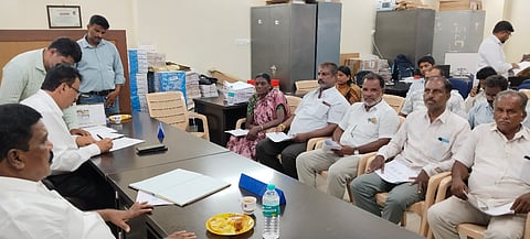  ಹನೂರು ತಾಲೂಕು ಪಂಚಾಯಿತಿ ಕಚೇರಿಯಲ್ಲಿ ಗ್ಯಾರಂಟಿ ಯೋಜನೆಗಳ ಅನುಷ್ಠಾನ ಸಮಿತಿ ಅಧ್ಯಕ್ಷ ಪಾಳ್ಯ ರಾಚಯ್ಯ ಅಧ್ಯಕ್ಷತೆಯಲ್ಲಿ ಪ್ರಗತಿ ಪರಿಶೀಲನಾ ಸಭೆ ನಡೆಯಿತು. ಉಮೇಶ್, ರಾಚಪ್ಪಾಜಿ, ಮಹೇವಮ್ಮ, ಸೋಮಶೇಖರ್ ಇತರರಿದ್ದರು. 
