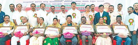 ಹನೂರಿನಲ್ಲಿ ಆಯೋಜಿಸಿದ್ದ ಶಿಕ್ಷಕರ ದಿನಾಚರಣೆಯಲ್ಲಿ ನಿವೃತ್ತ ಶಿಕ್ಷಕರನ್ನು ಸನ್ಮಾನಿಸಲಾಯಿತು. ಎಂ.ಆರ್ ಮಂಜುನಾಥ್, ಪ್ರತಿಭಾ, ವೆಂಕಟೇಶ್ ಇತರರಿದ್ದರು. 