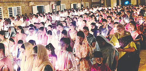   ಮಾರ್ಟಳ್ಳಿ ಲೂರ್ದು ಮಾತೆಯ ದೇಗುಲದಲ್ಲಿ ಆಯೋಜಿಸಿದ್ಧ ಈಸ್ಟರ್ ಹಬ್ಬದಲ್ಲಿ ಕ್ರೈಸ್ತರು ವಿಶೇಷ ಪ್ರಾರ್ಥನೆ ಸಲ್ಲಿಸಿದರು. 