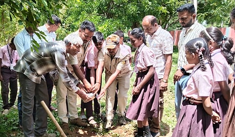 ರಾಮಾಪುರ ಜೆಎಸ್‌ಎಸ್ ಹಿರಿಯ ಪ್ರಾಥಮಿಕ ಶಾಲೆಯಲ್ಲಿ ಸಸಿ ನೆಡುವುದರ ಮೂಲಕ ವಿಶ್ವ ಪರಿಸರ ದಿನ ಆಚರಿಸಲಾಯಿತು. ಮಧುಕುಮಾರ್, ಶ್ರೀಕಂಠ, ಗೀತಾ, ಕುಮಾರಸ್ವಾಮಿ ಇತರರಿದ್ದರು.