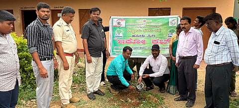 ಹನೂರಿನ ಜಿ.ವಿ.ಗೌಡ ಸರ್ಕಾರಿ ಪ್ರೌಢಶಾಲೆಯಲ್ಲಿ ಸಸಿ ನೆಡುವ ಮೂಲಕ ವಿಶ್ವ ಪರಿಸರ ದಿನ ಆಚರಿಸಲಾಯಿತು. ಮಹದೇವ, ಶಾಂತರಾಜು, ನಂದೀಶ್, ಲೋಕೇಶ್, ರವಿ ಇತರರಿದ್ದರು.