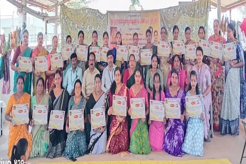 ಟೈಲರಿಂಗ್ ತರಬೇತಿ ಪಡೆದ ಮಹಿಳೆಯರಿಗೆ ಹೊಳೆಹೊನ್ನೂರಿನಲ್ಲಿ ಆಯೋಜಿಸಿದ್ದ ಕಾರ್ಯಕ್ರಮದಲ್ಲಿ ಪ್ರಮಾಣ ಪತ್ರ ವಿತರಿಸಲಾಯಿತು. ಅಜಯ್‌ಕುಮಾರ್, ಜಯಶ್ರೀ, ಸೌಮ್ಯಾ ಇತರರಿದ್ದರು.