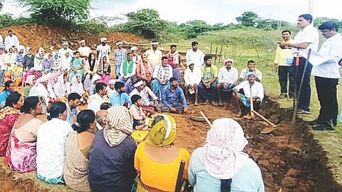 ಹರಪನಹಳ್ಳಿ ಸಮೀಪದ ತಿಮ್ಮಲಾಪುರ ಗ್ರಾಮದ ವಿಬಿಜಿ ರಾಮ್‌ಜಿ ಯೋಜನೆಯಡಿ ಪುನಶ್ಚೇತನ ಗೊಳಿಸುತ್ತಿರುವ ಕಾಮಗಾರಿ ಸ್ಥಳಕ್ಕೆ ತಾಪಂ ಇಒ ವೈ.ಎಚ್.ಚಂದ್ರಶೇಖರ್, ನರೇಗಾ ಸಹಾಯಕ ನಿರ್ದೇಶಕ ಯು.ಎಚ್.ಸೋಮಶೇಖರ್ ಭೇಟಿ ನೀಡಿ ಪರಿಶೀಲಿಸಿದರು.