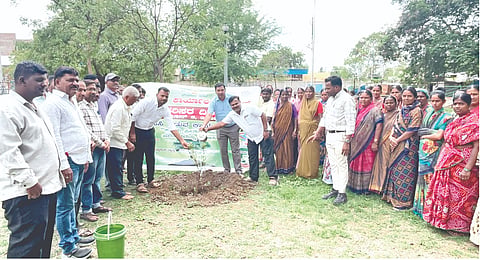  ಇಳಕಲ್ಲದ ಕಿತ್ತೂರು ರಾಣಿ ಚನ್ನಮ್ಮ ಉದ್ಯಾನವನದಲ್ಲಿ ನಗರಸಭೆ ವತಿಯಿಂದ ನಡೆದ ವಿಶ್ವ ಪರಿಸರ ದಿನಾಚರಣೆ ಕಾರ್ಯಕ್ರಮದಲ್ಲಿ ನಗರಸಭೆ ಆಯುಕ್ತ ಶ್ರೀನಿವಾಸ ಜಾಧವ ಸಸಿ ನೆಟ್ಟು ನೀರೆರೆದರು. ಪರಶುರಾಮ ನಾರಾಯಣಿ, ಆರೋಗ್ಯ ಅಧಿಕಾರಿ ಮನೋಹರ ದೊಡ್ಡಮನಿ, ಕಿರಿಯ ಆರೋಗ್ಯ ಅಧಿಕಾರಿ ಶರಣಪ್ಪ ಹುಲಿ ಇತರರಿದ್ದರು.