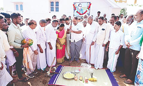ಗುಂಡ್ಲುಪೇಟೆ ತಾಲೂಕಿನ ದೇಪಾಪುರ ಗ್ರಾಮದಲ್ಲಿ ಗಣೇಶ್ ಪ್ರಸಾದ್ ಡಾ.ಅಂಬೇಡ್ಕರ್ ಭವನ ನಿರ್ಮಾಣ ಕಾಮಗಾರಿಗೆ ಭೂಮಿಪೂಜೆ ನೆರವೇರಿಸಿದರು. ಡಿ.ಎಸ್.ಸಿದ್ದಪ್ಪ, ಚಿಕ್ಕಮ್ಮಣ್ಣಿ, ಡಿ.ಎಸ್.ಶಿವಸ್ವಾಮಿ, ಎಚ್.ಎನ್.ಬಸವರಾಜು, ಕುಂದಕೆರೆ ರಾಜು, ಮಲ್ಲಿಕಾರ್ಜುನಪ್ಪ, ಮಹದೇವಪ್ಪ, ಬಸವಣ್ಣ ಇತರರು ಇದ್ದರು.