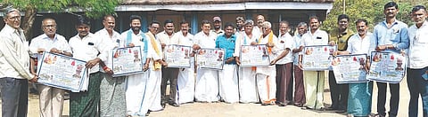 ಕಂಪ್ಲಿಯಲ್ಲಿ ವಾಲ್ಮೀಕಿ ಜಾತ್ರೆ ಭಿತ್ತಿಪತ್ರಗಳನ್ನು ವಾಲ್ಮೀಕಿ ನಾಯಕ ಮಹಾಸಭಾ ತಾಲೂಕು ಅಧ್ಯಕ್ಷ ನೀರಗಂಟಿ ವೀರೇಶ್ ಬಿಡುಗಡೆಗೊಳಿಸಿದರು. 