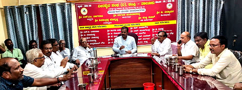 ಬಿ.ಎಸ್.ಯಡಿಯೂರಪ್ಪ ಅಭಿಮಾನೋತ್ಸವಕ್ಕೆ ಸಂಬಂಧಿಸಿದಂತೆ ಕಂಪ್ಲಿಯಲ್ಲಿ ವೀರಶೈವ ಸಂಘದ ಅಧ್ಯಕ್ಷ ಎಸ್.ಎಂ.ನಾಗರಾಜಸ್ವಾಮಿ ಅಧ್ಯಕ್ಷತೆಯಲ್ಲಿ ಪೂರ್ವಭಾವಿ ನಡೆಯಿತು.