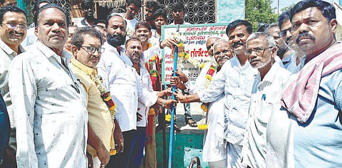 ಕಂಪ್ಲಿ ವೀರತ್ ಪೇಟೆಯಲ್ಲಿ ರಸ್ತೆ ಅಭಿವೃದ್ಧಿ ಕಾಮಗಾರಿಗೆ ಶಾಸಕ ಜೆ.ಎನ್.ಗಣೇಶ್ ಚಾಲನೆ ನೀಡಿದರು. 
