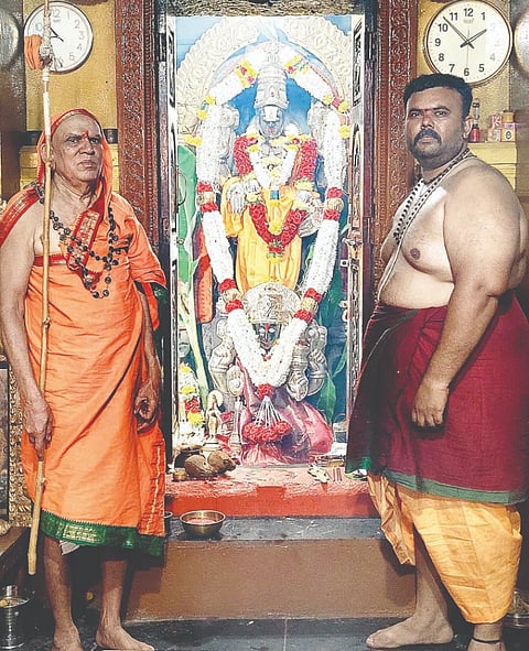 ಕಂಪ್ಲಿ ಸತ್ಯನಾರಾಯಣಪೇಟೆಯಲ್ಲಿರುವ ಲಕ್ಷ್ಮೀ ವೆಂಕಟರಮಣ ಮೂರ್ತಿ ಪ್ರತಿಷ್ಠಾಪನೆಯ 44ನೇ ಮಹೋತ್ಸವ ಹಿನ್ನೆಲೆಯಲ್ಲಿ ಶ್ರೀ ಮನ್ನಾರಾಯಣಾಶ್ರಮದ ಪರಮಹಂಸ ನಾರಾಯಣ ವಿದ್ಯಾಭಾರತಿ ಸ್ವಾಮೀಜಿ ಪೂಜೆ ಸಲ್ಲಿಸಿದರು. 