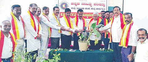 ಕಂಪ್ಲಿಯಲ್ಲಿ ಕಸಾಪ ತಾಲೂಕು ಘಟಕದಿಂದ ಆಯೋಜಿಸಿದ್ದ ಕಸಾಪ 112ನೇ ಸಂಸ್ಥಾಪನಾ ದಿನಾಚರಣೆಗೆ ಚಿಕ್ಕೇನಕೊಪ್ಪ ಚನ್ನವೀರ ಶರಣರ ಬಳಗದ ಕಾರ್ಯದರ್ಶಿ ಡಾ.ಜಂಬುನಾಥಗೌಡ ಚಾಲನೆ ನೀಡಿದರು. 
