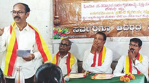 ಕಂಪ್ಲಿಯಲ್ಲಿ ಕಸಾಪ ತಾಲೂಕು ಘಟಕದಿಂದ ಹಮ್ಮಿಕೊಂಡಿದ್ದ ದತ್ತಿ ಕಾರ್ಯಕ್ರಮದಲ್ಲಿ ಅಲ್ಪಸಂಖ್ಯಾತ ಮುರಾರ್ಜಿ ದೇಸಾಯಿ ವಸತಿ ಶಾಲೆ ಶಿಕ್ಷಕ ಕೆ.ನಿಂಗಪ್ಪ ಮಾತನಾಡಿದರು. ಪ್ರಮುಖರಾದ ಷಣ್ಮುಖಪ್ಪ ಚಿತ್ರಗಾರ್, ಎಂ.ಎಸ್.ಗಂಗಾಧರ, ಬಸವರಾಜ, ಕಾಳಿಂಗವರ್ಧನ ಹಾದಿಮನಿ ಇತರರಿದ್ದರು.