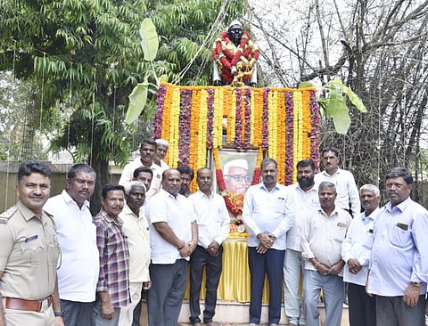 ಡಾ.ಬಾಬು ಜಗಜೀವನ ರಾಮ್ ಅವರ 119ನೇ ವರ್ಷದ ಜಯಂತಿ ಅಂಗವಾಗಿ ಕೆ.ಆರ್.ನಗರದ ಬಾಬೂಜೀಯವರ ಪ್ರತಿಮೆ ಬಳಿ ಭಾವಚಿತ್ರಕ್ಕೆ ಶಾಸಕ ಡಿ.ರವಿಶಂಕರ್ ಪುಷ್ಪಾರ್ಚನೆ ಮಾಡಿದರು. ಎಂ.ಎಸ್.ಮಹದೇವ್,  ಎಸ್.ಶಿವಪ್ರಕಾಶ್, ಎಂ.ಎಸ್.ರವಿಕುಮಾರ್, ಬಿ.ಎಚ್.ಕುಮಾರ್,  ಎಚ್.ಎಂ.ಮಂಜು ಇದ್ದರು.