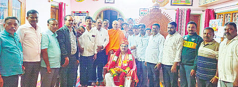 ಕೆ.ಆರ್.ನಗರದ ಶ್ರೀ ಕಾಗಿನೆಲೆ ಮಹಾ ಸಂಸ್ಥಾನ ಕನಕಗುರು ಪೀಠದ ಶಾಖಾ ಮಠದಲ್ಲಿ ಶ್ರೀ ಸಂಗೊಳ್ಳಿ ರಾಯಣ್ಣ ಪ್ರಾಥಮಿಕ ಶಾಲಾ ಶಿಕ್ಷಕರ ಸಂಘದಿಂದ ಹಮ್ಮಿಕೊಂಡಿದ್ದ ಕಾರ್ಯಕ್ರಮದಲ್ಲಿ ಎಂಸಿಡಿಸಿಸಿ ಬ್ಯಾಂಕ್ ಅಧ್ಯಕ್ಷ ದೊಡ್ಡಸ್ವಾಮೇಗೌಡ ಅವರನ್ನು ಸನ್ಮಾನಿಸಲಾಯಿತು. ಶ್ರೀ ಶಿವಾನಂದ ಪುರಿ ಸ್ವಾಮೀಜಿ, ಚೀರ‌್ನಹಳ್ಳಿ ಉಮೇಶ್, ಎಚ್.ಡಿ.ಚಿಕ್ಕೇಗೌಡ, ಭಾಸ್ಕರ್, ಜಿ.ಆರ್.ದೇವರಾಜೇಗೌಡ, ಜಿ.ಎ.ನಾಗರಾಜು, ಜಿ.ಬಿ.ಸ್ವಾಮಿ, ಡಿ.ಮಂಜು, ಜಿ.ಕೆ.ರೇವಣ್ಣ, ಡಿ.ಟಿ.ಕುಮಾರ್, ಚಿಕ್ಕೇಗೌಡ ಇದ್ದರು.