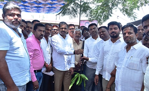 ಕೆ.ಆರ್.ನಗರದ ಕೆಎಸ್‌ಆರ್‌ಟಿಸಿ ಬಸ್ ನಿಲ್ದಾಣದಲ್ಲಿ ಹೈಟೆಕ್ ತಂಗುದಾಣ ಮತ್ತು  ಬಸ್ ನಿಲ್ದಾಣದ ಎರಡು ಮುಖ್ಯ ರಸ್ತೆಗಳ ಡಾಂಬರೀಕರಣ ಕಾಮಗಾರಿಗೆ ಶಾಸಕ ಡಿ.ರವಿಶಂಕರ್ ಭೂಮಿಪೂಜೆ ನೆರವೇರಿಸಿದರು. ಪ್ರಕಾಶ್, ಕೆ.ಜಿ.ಸುಬ್ರಮಣ್ಯ, ಶಿವುನಾಯಕ್, ಸೈಯದ್ ಸಿದ್ದಿಕ್, ಶಂಕರಸ್ವಾಮಿ, ಶಂಕರ್, ರಮೇಶ್, ಕೆ.ಎನ್.ಪ್ರಸನ್ನಕುಮಾರ್, ಕುಮಾರ್ ಇದ್ದರು.