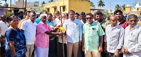 ಕೆ.ಆರ್.ನಗರದ ಆಂಜನೇಯ ಬಡಾವಣೆಯಲ್ಲಿ ಕರ್ನಾಟಕ ತಮಿಳರ ಸಂಘದ ಸಮುದಾಯ ಭವನ ನಿರ್ಮಾಣ ಕಾಮಗಾರಿಗೆ ಡಿ.ರವಿಶಂಕರ್ ಚಾಲನೆ ನೀಡಿದರು. ನರಸಿಂಹರಾಜು, ಎಚ್.ಈ.ಮಹದೇವಕುಮಾರ್, ಕೆ.ಆರ್.ಶ್ರೀನಿವಾಸ್, ತಾಂಡು, ರಾಮದಾಸ್, ಆರ‌್ಮುಗಂ, ಆರ್.ಲೋಕನಾಥ್, ಖಜಾಂಚಿ ಎಚ್.ಎಂ.ರವಿ, ಸಹಕಾರ್ಯದರ್ಶಿ ಗಣೇಶ್ ಇನ್ನಿತರರು ಇದ್ದರು.