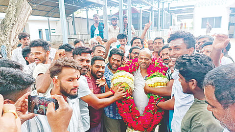ಕೆ.ಆರ್.ನಗರ ತಾಲೂಕಿನ ಕಪ್ಪಡಿ ಕ್ಷೇತ್ರಕ್ಕೆ ಬಂದು ಪೂಜೆ ಸಲ್ಲಿಸಿದ ಜಿಪಂ ಮಾಜಿ ಅಧ್ಯಕ್ಷ ಸಾ.ರಾ.ನಂದೀಶ್ ಅವರನ್ನು ಜೆಡಿಎಸ್ ಮುಖಂಡರು ಮತ್ತು ಕಾರ್ಯಕರ್ತರು ಸನ್ಮಾನಿಸಿದರು.  